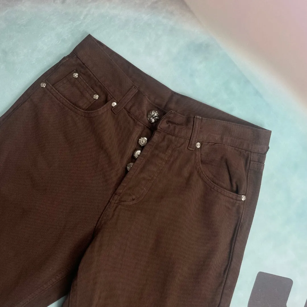 🅿️290 🔘Style No.-KL129 🔘Cro Xin𝐂𝐡𝐫𝐨𝐦𝐞 𝐇𝐞𝐚𝐫𝐭 Dark brown zebra patchwork cross patch leather washed jeans* In the fashion universe of Cro Xin, these pants are undoubtedly one of the most dazzling existences. The fabric is made of high-quality beaded canvas and has gone through a complicated and heavy washing process. This not only gives the fabric a richer texture, but also makes the upper body effect appear high-end. The unique texture and mellow touch complement each other, and the trousers are crisp and straight, showing a neat and capable cool temperament. From the perspective of shape shaping, the whole trousers use three-dimensional cutting technology and are precision-made based on ergonomic principles to fit the body curves in all directions, which not only ensures comfort when wearing, but also cleverly optimizes the leg lines at the visual level, highlighting excellent body proportions. Such an exquisite version design can be regarded as an industry model. Every detail reflects the brand’s ultimate pursuit of quality. The hardware accessories are all customized by ZP, with excellent quality and excellent durability, adding points to the overall texture of the pants. After being washed, the original thick beaded canvas has transformed into a soft and skin-friendly material with excellent breathability. It can bring you an all-day comfortable experience no matter when you wear it. The customized small leather label is exquisitely designed and cleverly integrated into the brand's DNA with an ingenious idea. The overall design of the pants adheres to a simple aesthetic, but every detail is polished to perfection, with exquisite workmanship. Every stitch is neatly and carefully arranged, demonstrating the superb production technology and meticulous ingenuity.  Size: S M L XL (28.30.32.34) Color: Brown